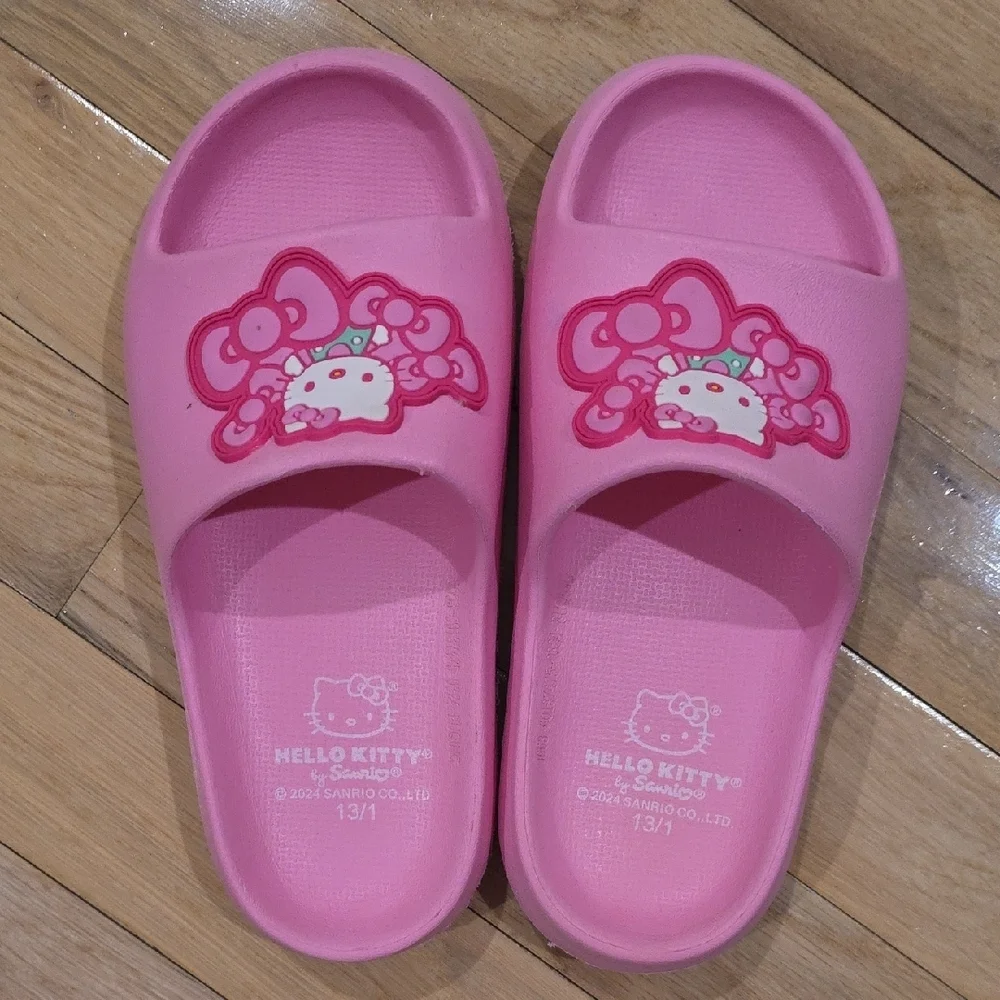 Hello Kitty step into